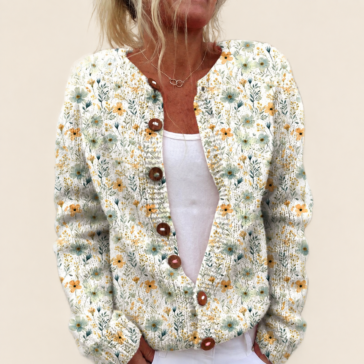 Leilani | Floraler Strickcardigan – warmbeiger Studiohintergrund
