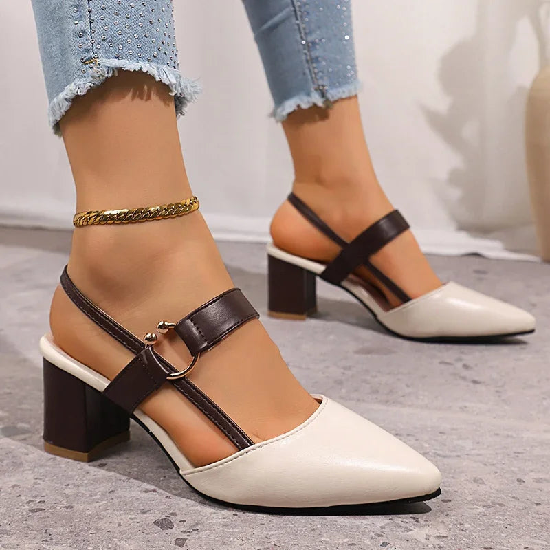 Élise | Pumps mit Riemen und goldfarbenem Ring