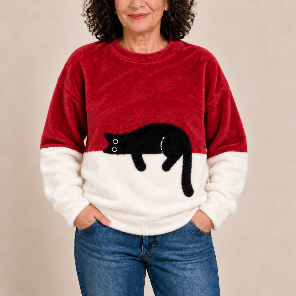 Lira Katzenpullover – Rot – Detail – Plüschmaterial am Model