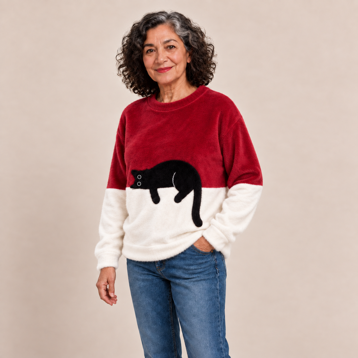Lira Katzenpullover – Rot – seitliche Pose – Plüschmaterial am Model