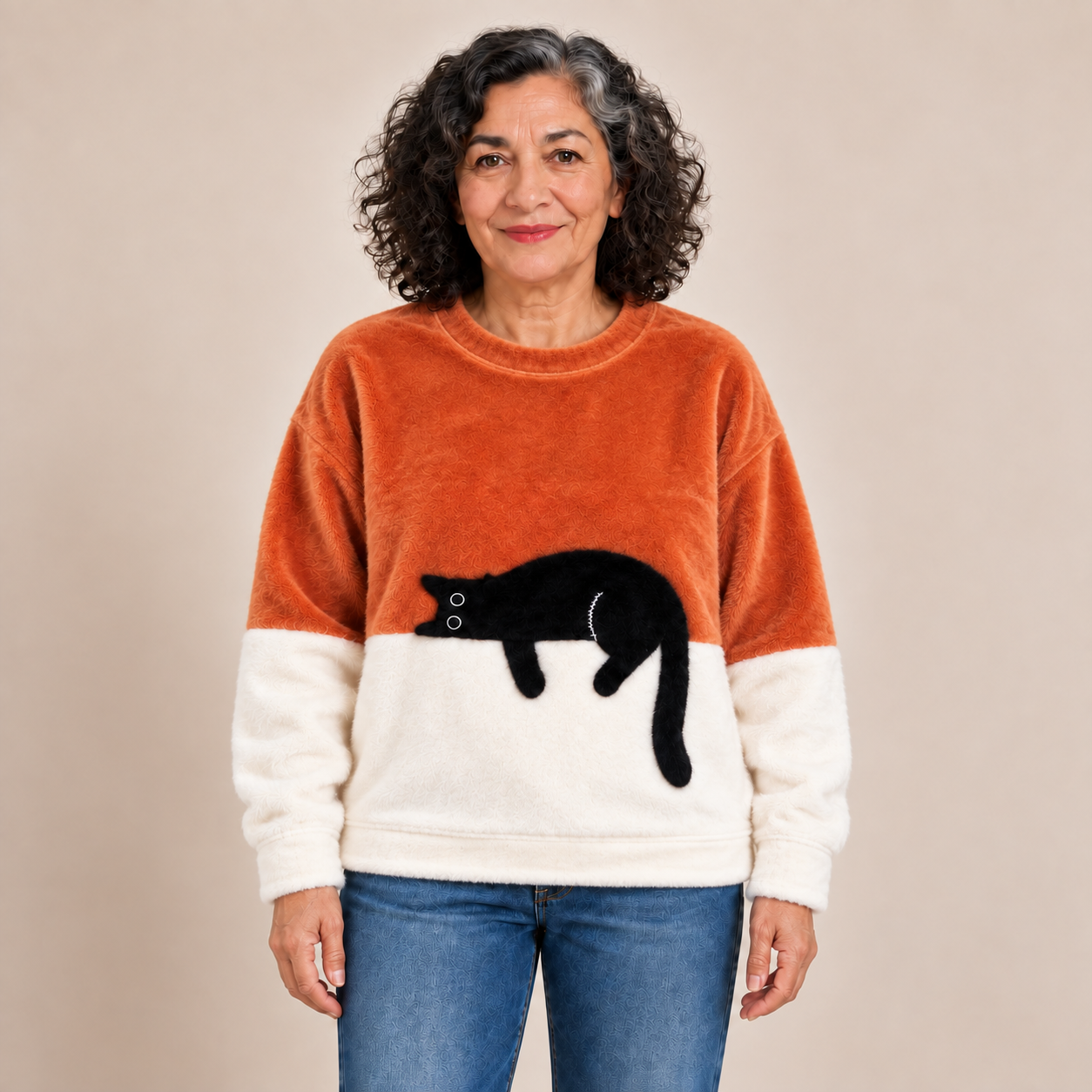 Lira Katzenpullover – Orange – Plüschmaterial am Model