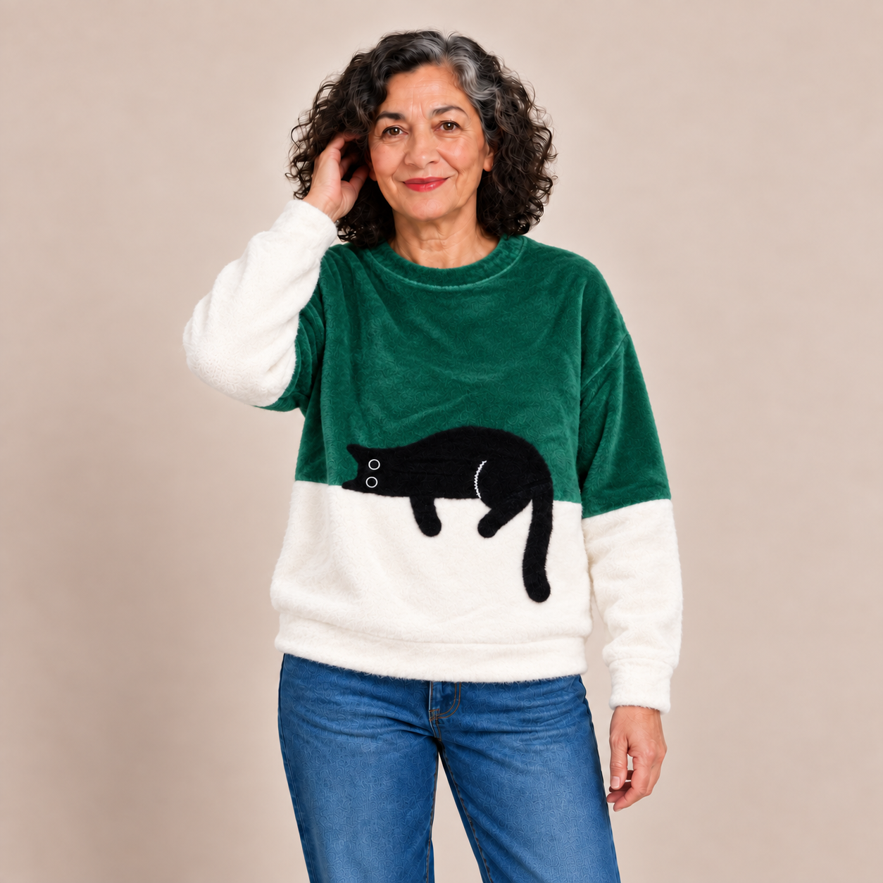 Lira Katzenpullover – Grün – Plüschmaterial am Model