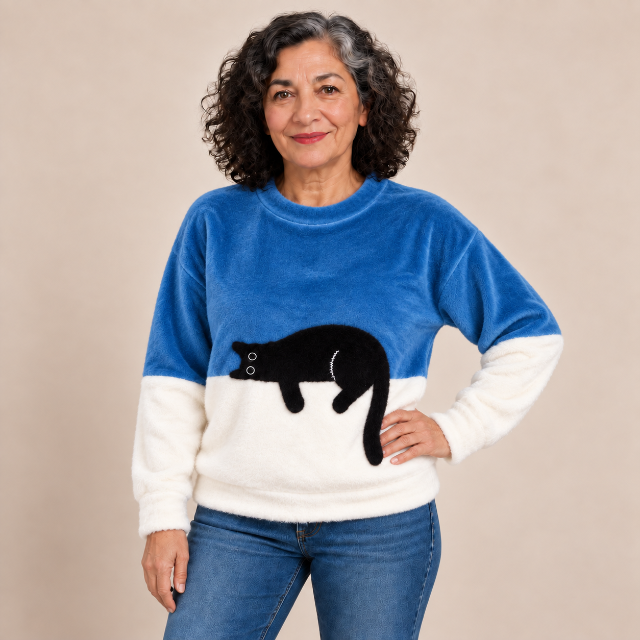 Lira Katzenpullover – Blau – Plüschmaterial am Model