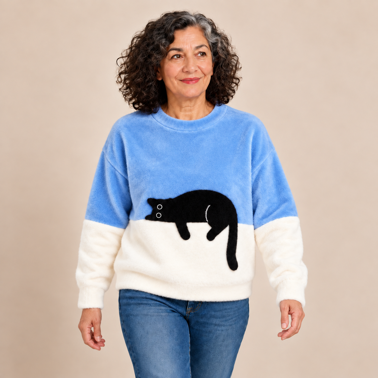 Lira Katzenpullover – Hellblau – Plüschmaterial am Model