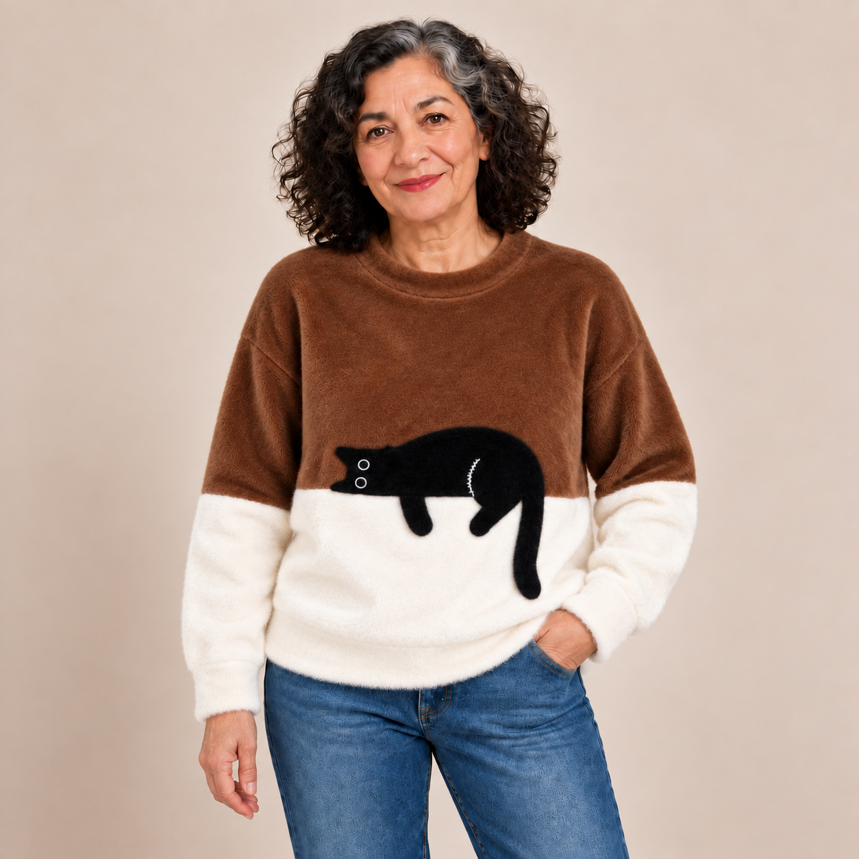 Lira Katzenpullover – Braun – Plüschmaterial am Model