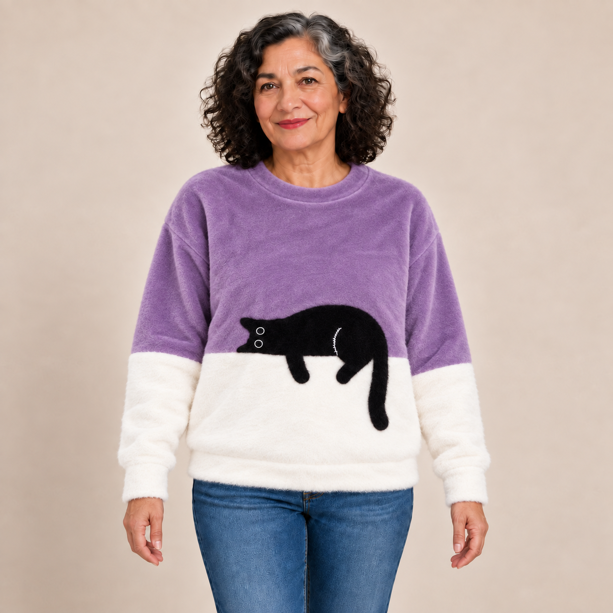 Lira Katzenpullover – Lila – Plüschmaterial am Model