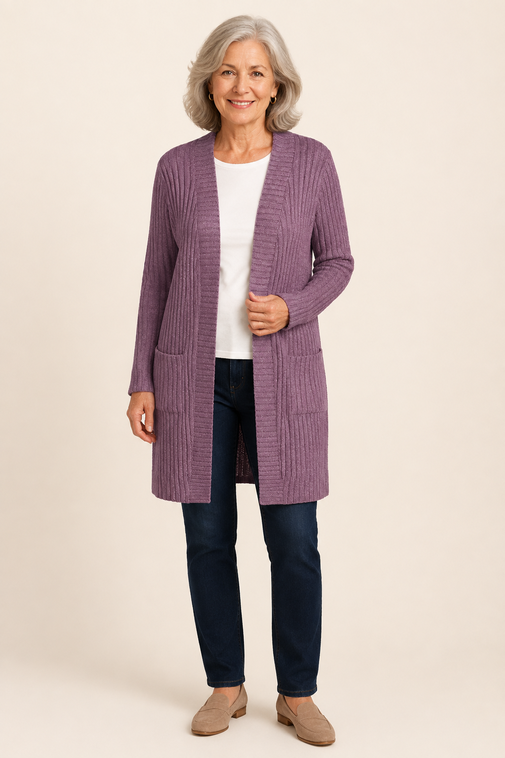 Damen Longline lang-Sleeve Cardigan mit Taschen – warmbeiger Studiohintergrund