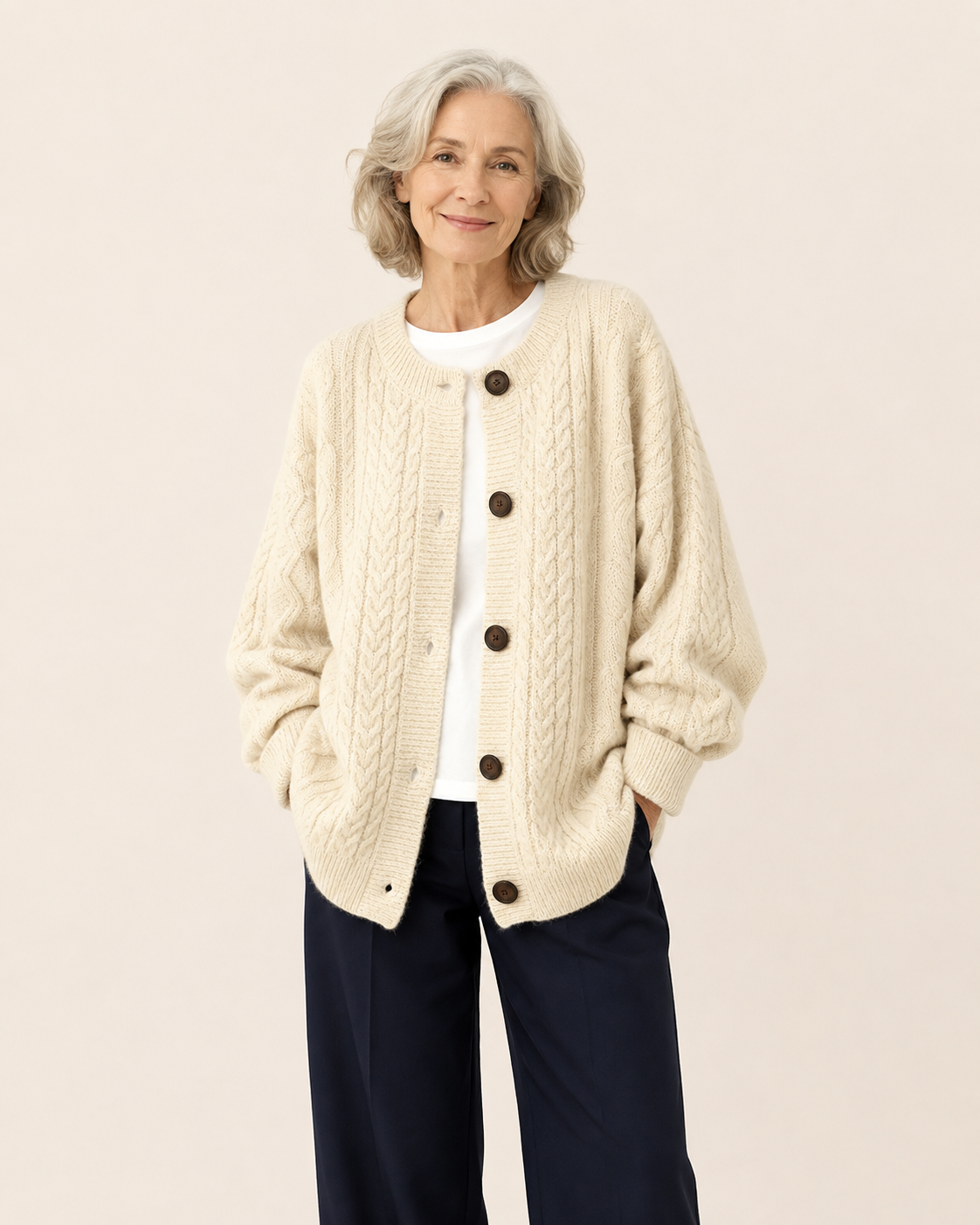 The Lorenza | CABLE-Strickcardigan – warmbeiger Studiohintergrund