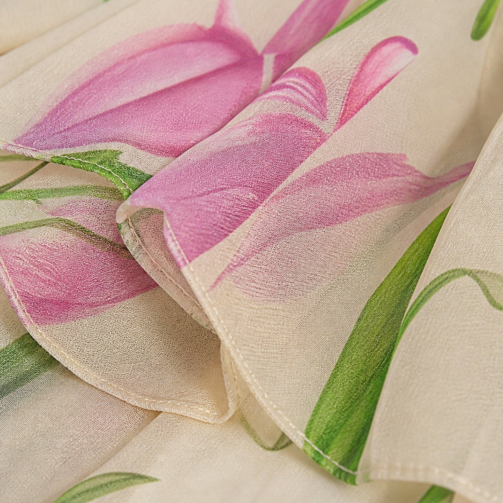 Luana - detaliu macro al materialului floral plisat