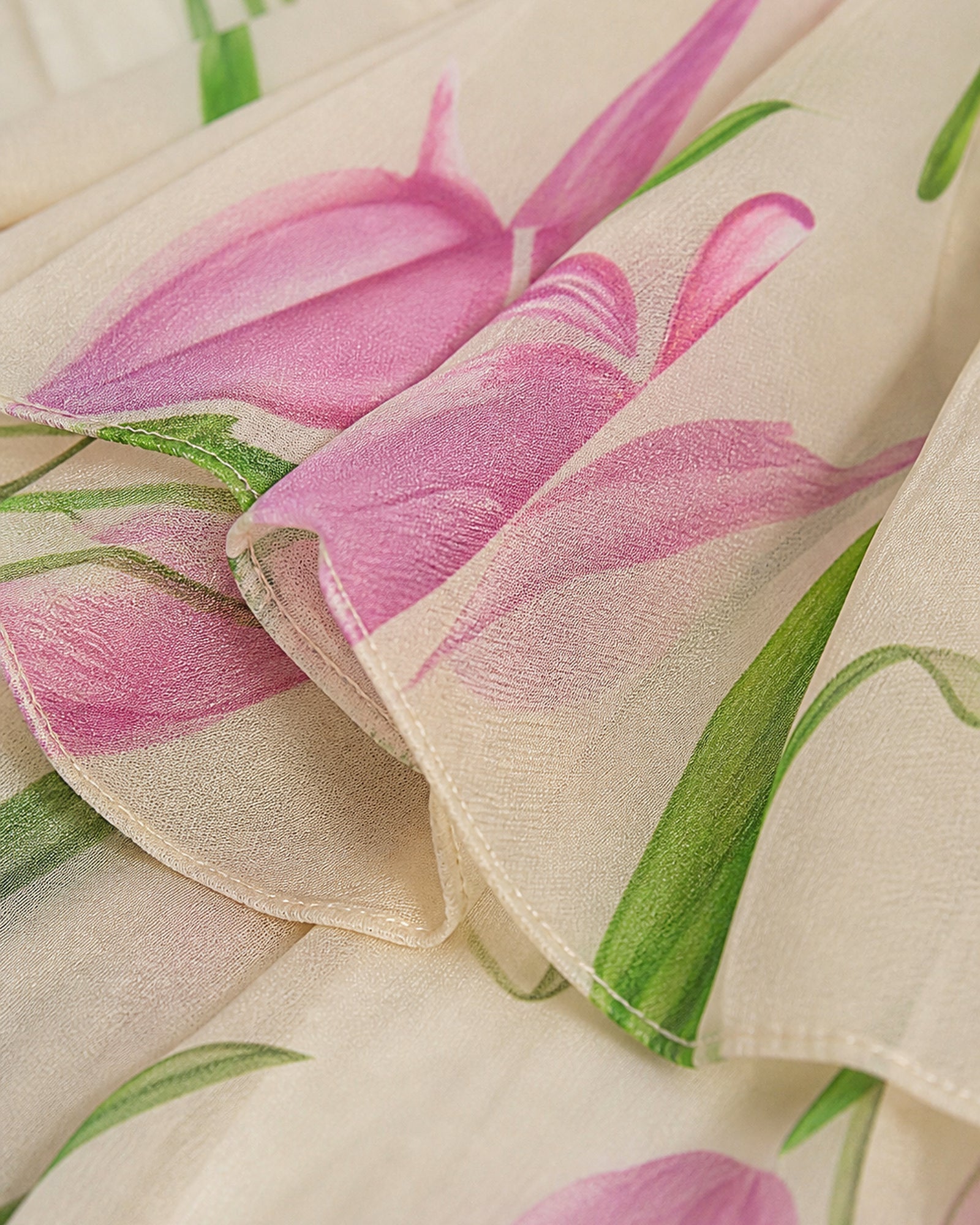 Luana - detaliu macro al materialului floral plisat