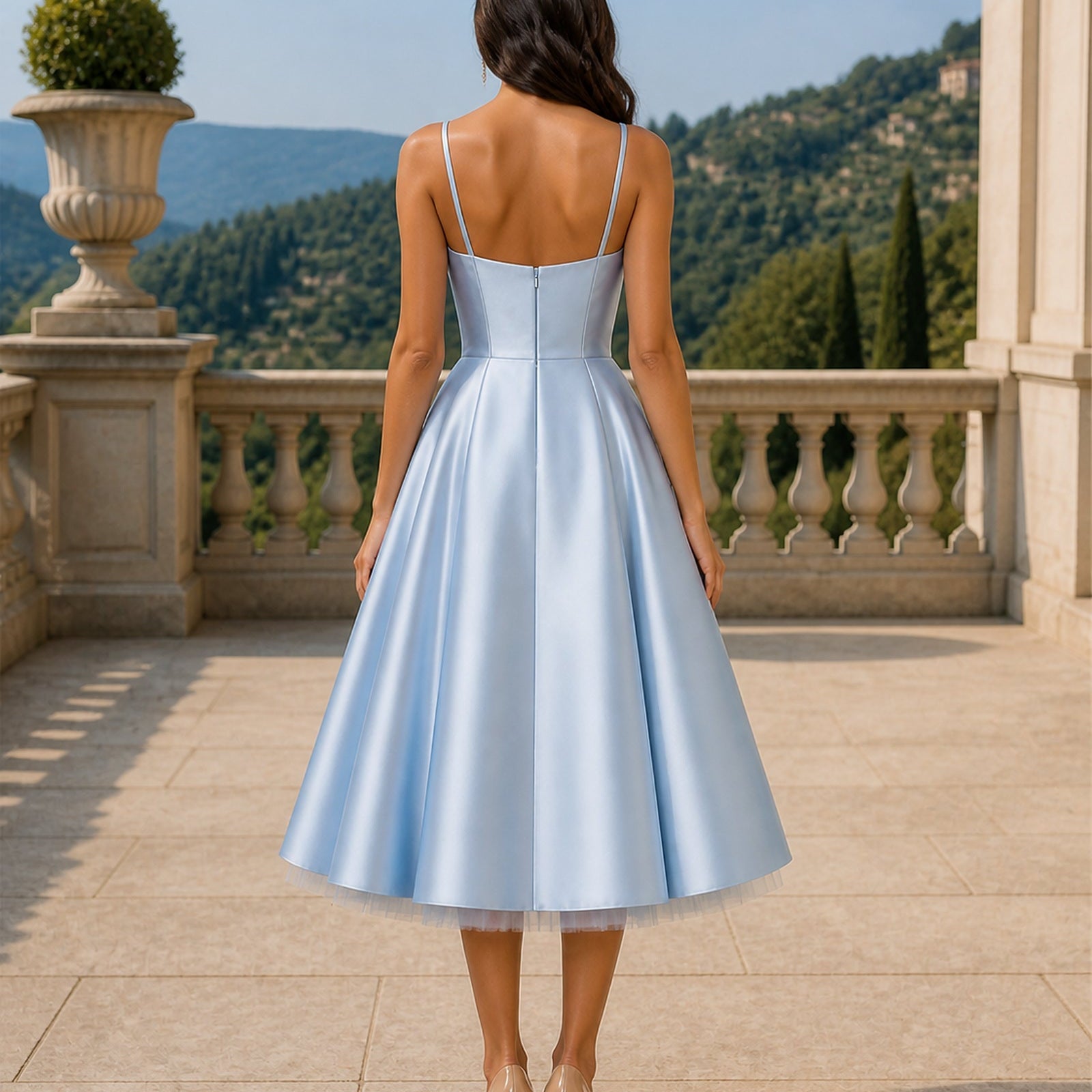 Luminița în rochie midi albastră din satin și tul, vedere din spate în exterior