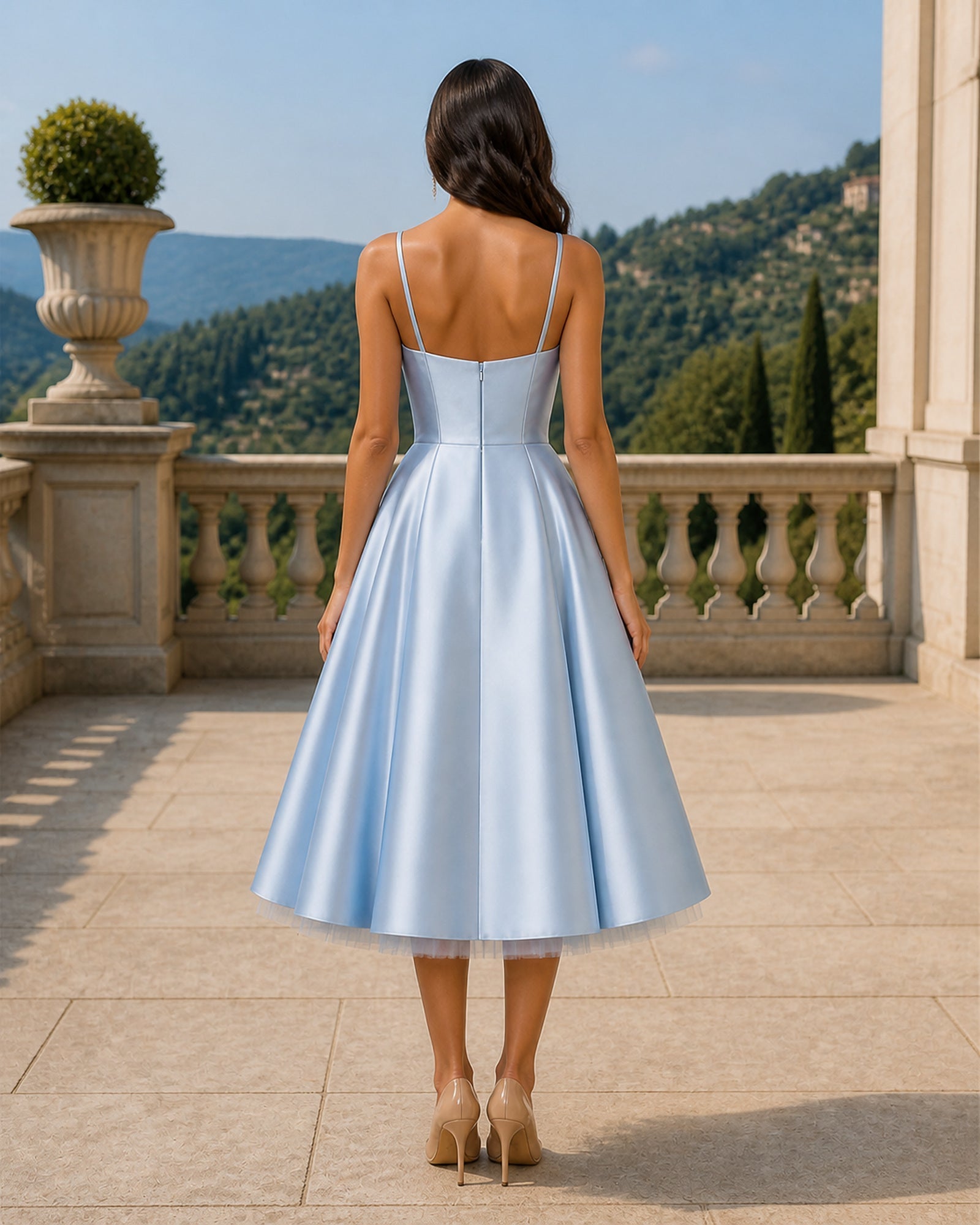 Luminița în rochie midi albastră din satin și tul, vedere din spate în exterior