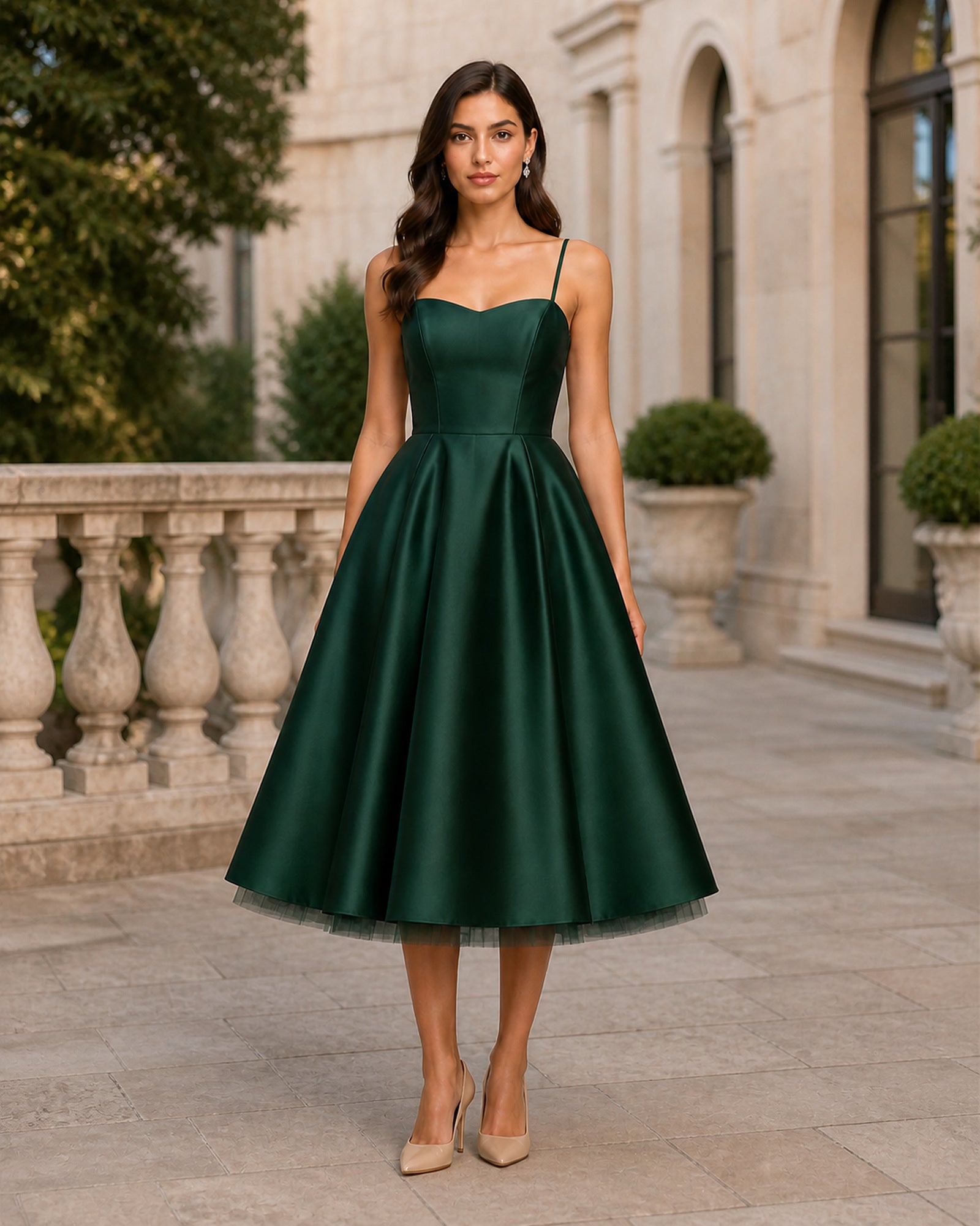 Luminița în rochie midi verde din satin și tul, vedere frontală în exterior