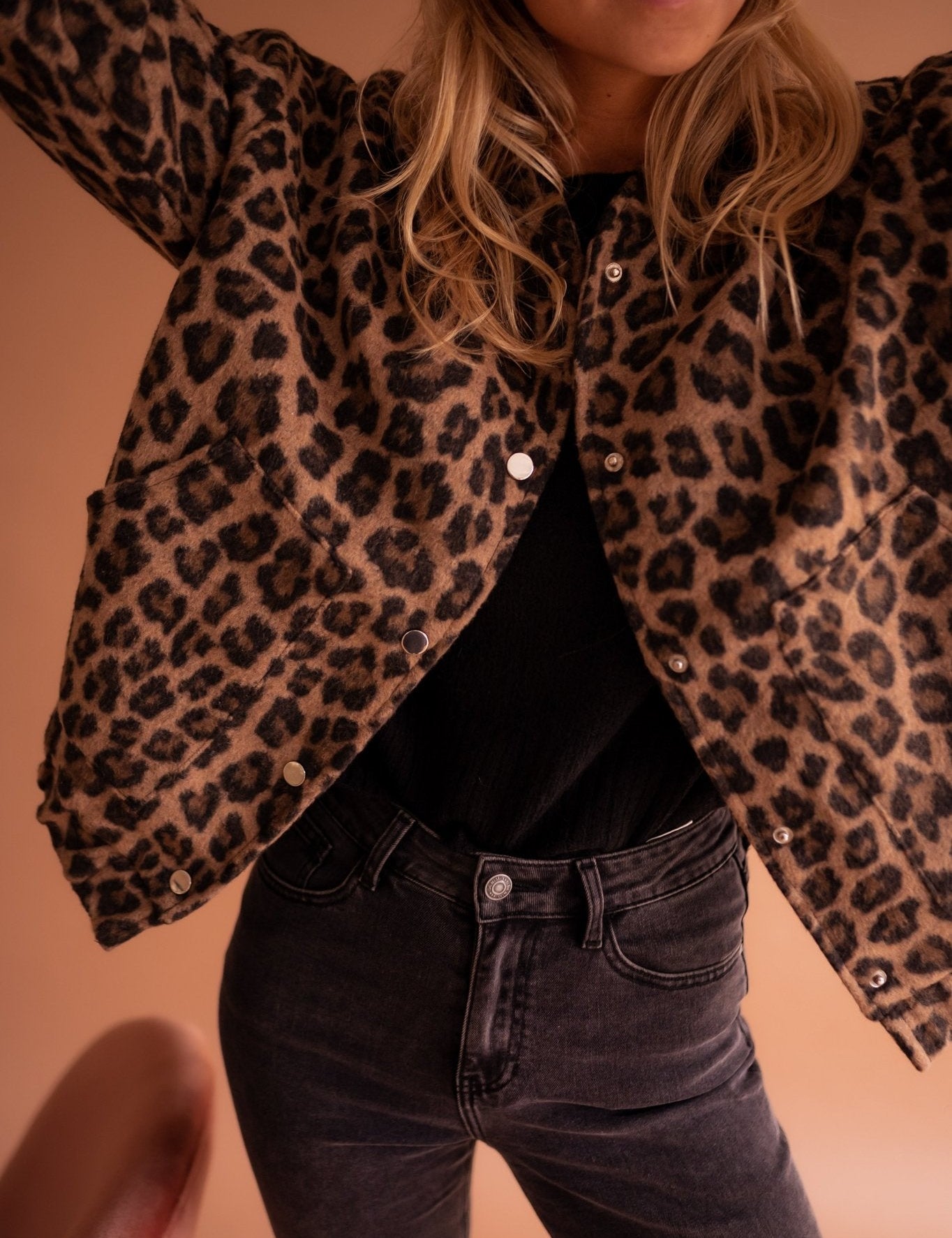 Ioana-Cristina – Jacke mit Leopardenmuster – Bild 2