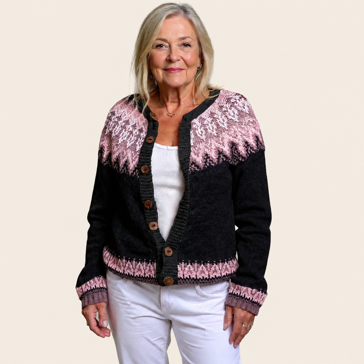 Lydia | Vintage-Icelandic Cardigan – warmbeiger Studiohintergrund