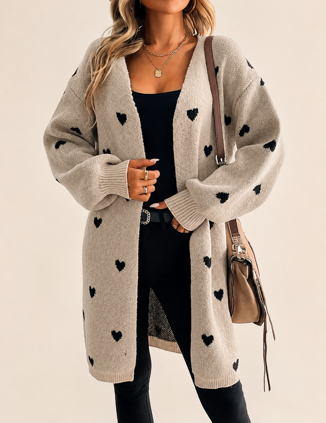 Mabel | Herz Cardigan – warmbeiger Studiohintergrund