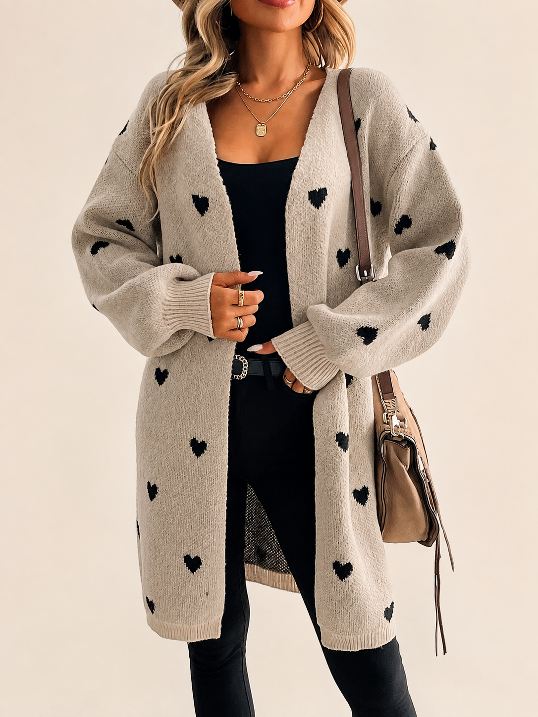 Mabel | Herz Cardigan – warmbeiger Studiohintergrund