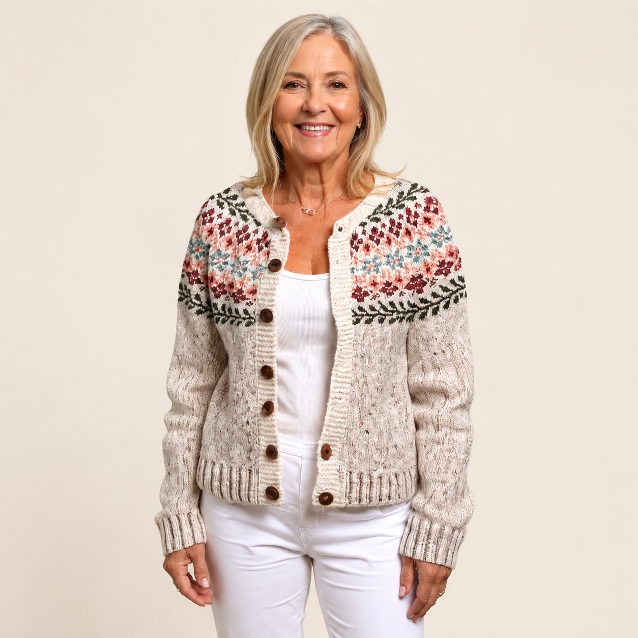 Madelyne | Vintage-Icelandic Cardigan – warmbeiger Studiohintergrund