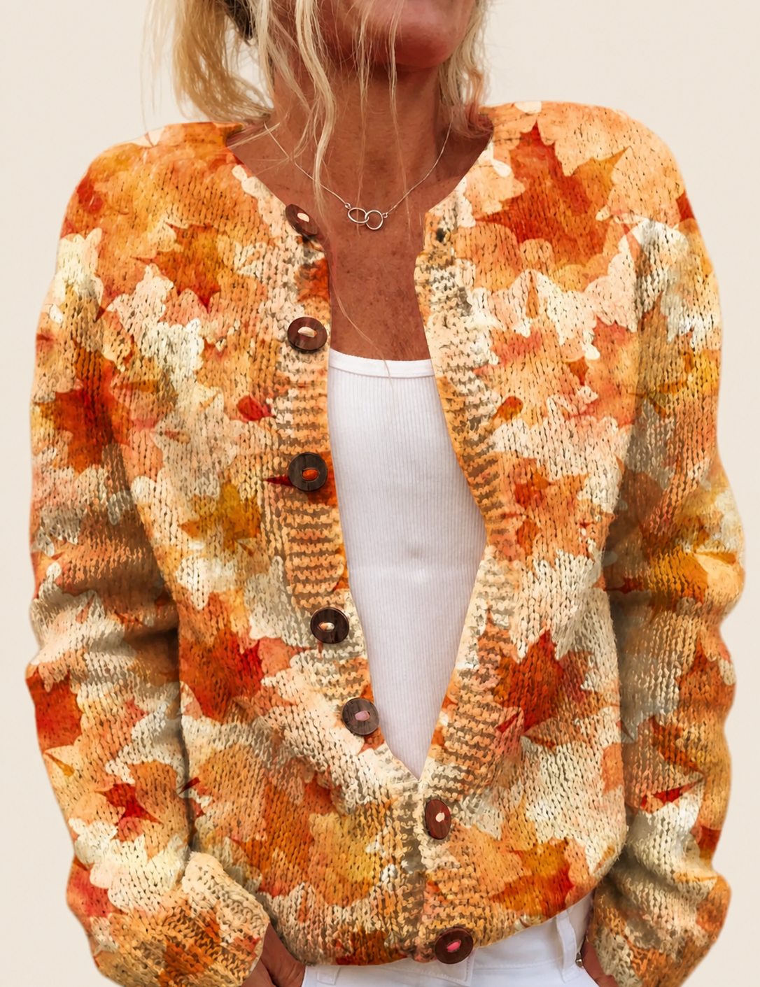 Cardigan mit Ahornblatt-Print – warmbeiger Studiohintergrund