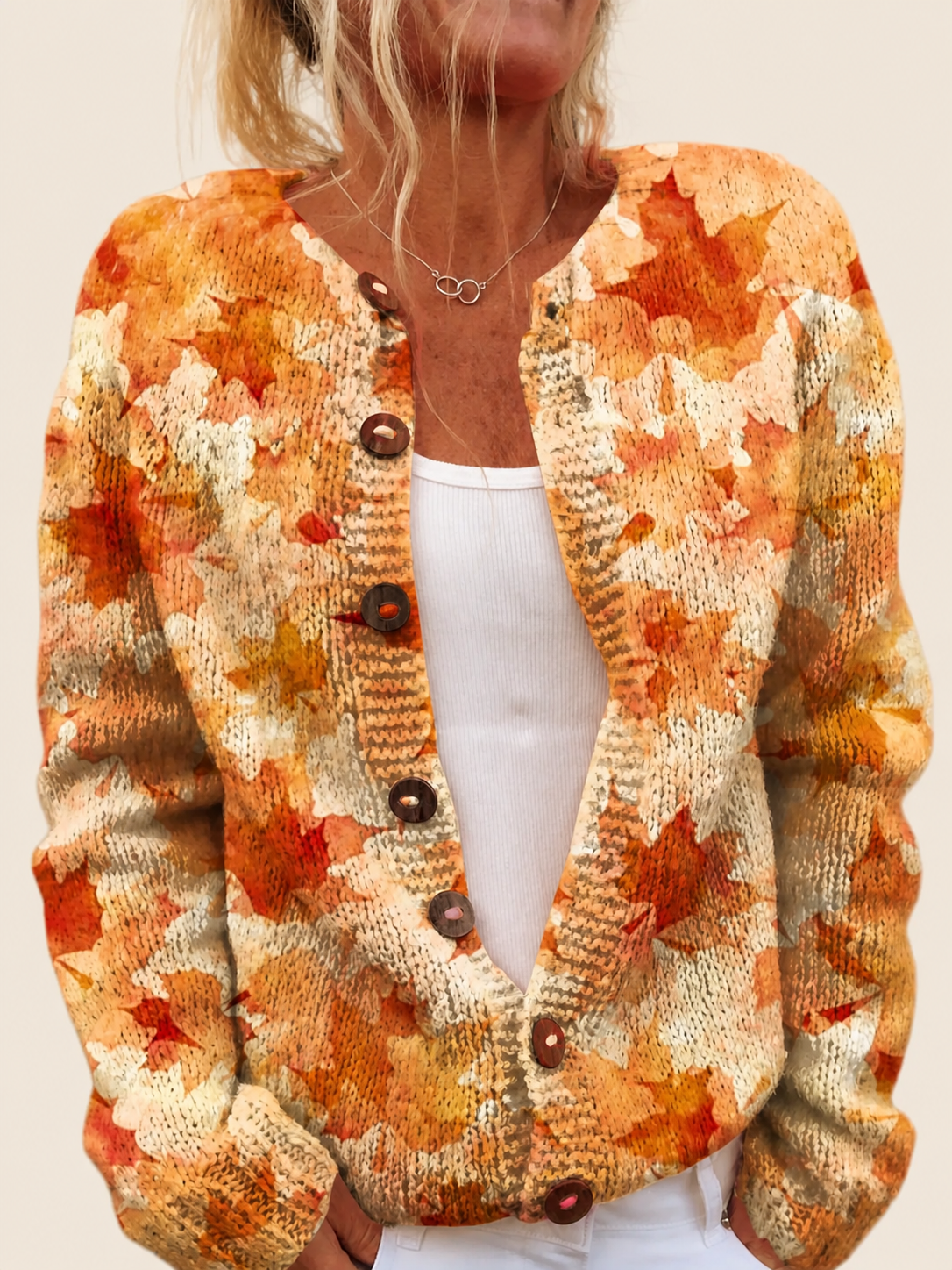 Cardigan mit Ahornblatt-Print – warmbeiger Studiohintergrund