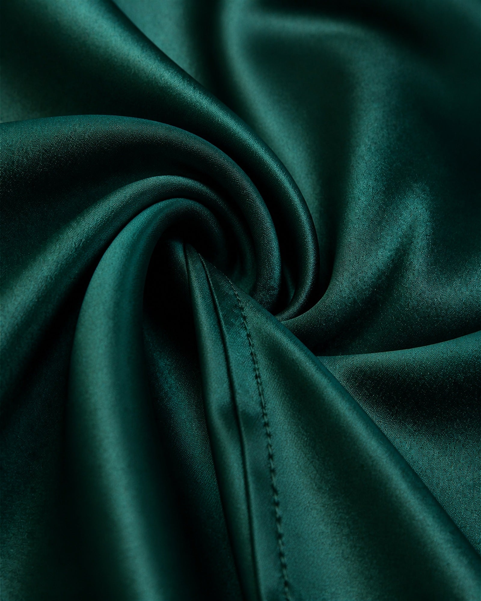 Detaliu de satin verde al rochiei maxi Mara