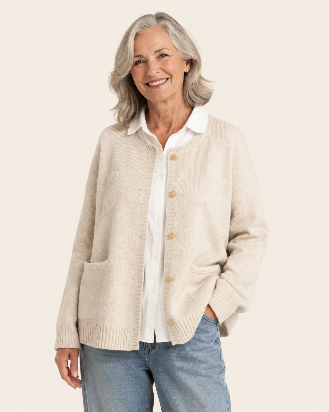 The Marcella | Eleganter Cardigan – warmbeiger Studiohintergrund