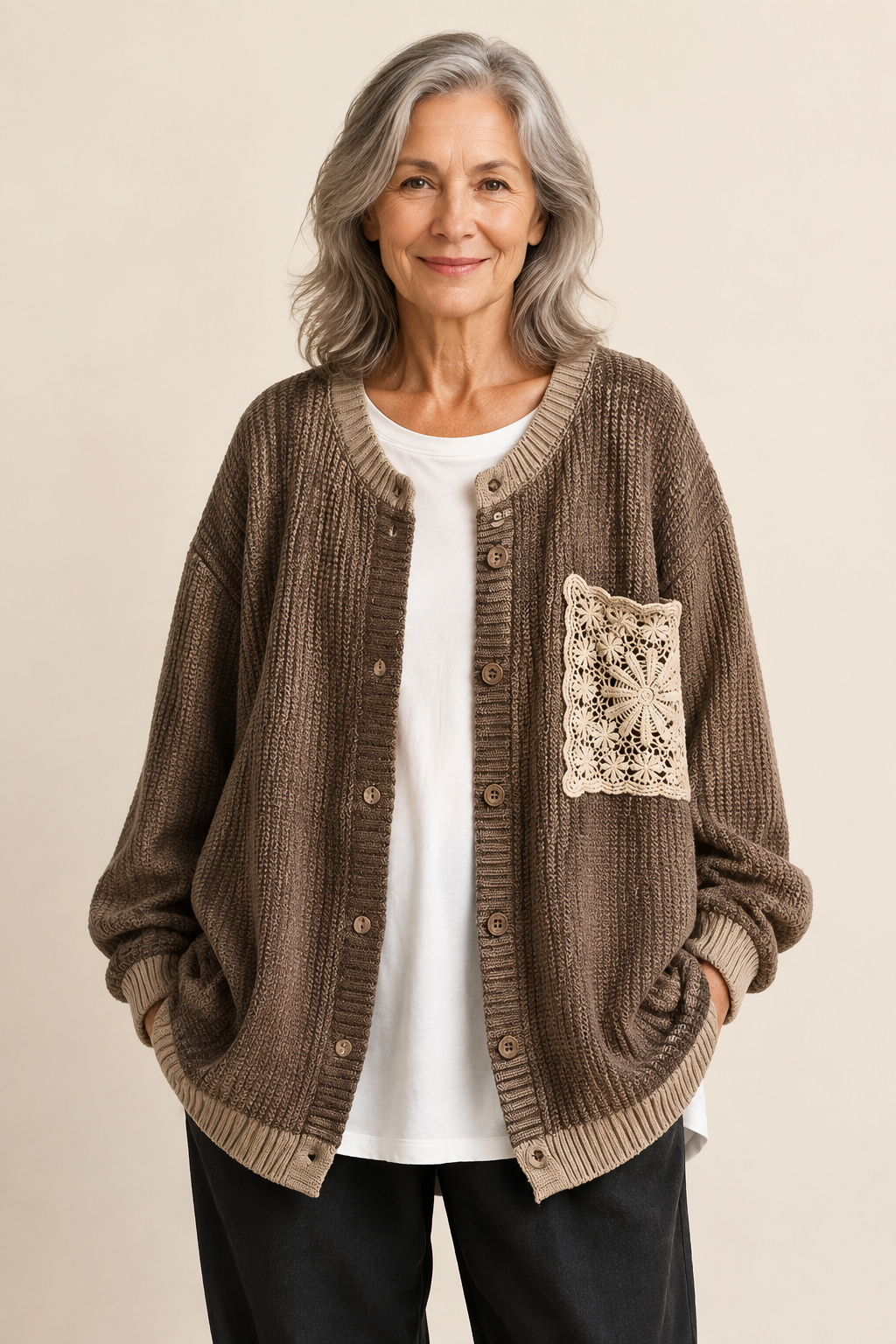 The Marcelline | Gestrickt BAG COAT – warmbeiger Studiohintergrund