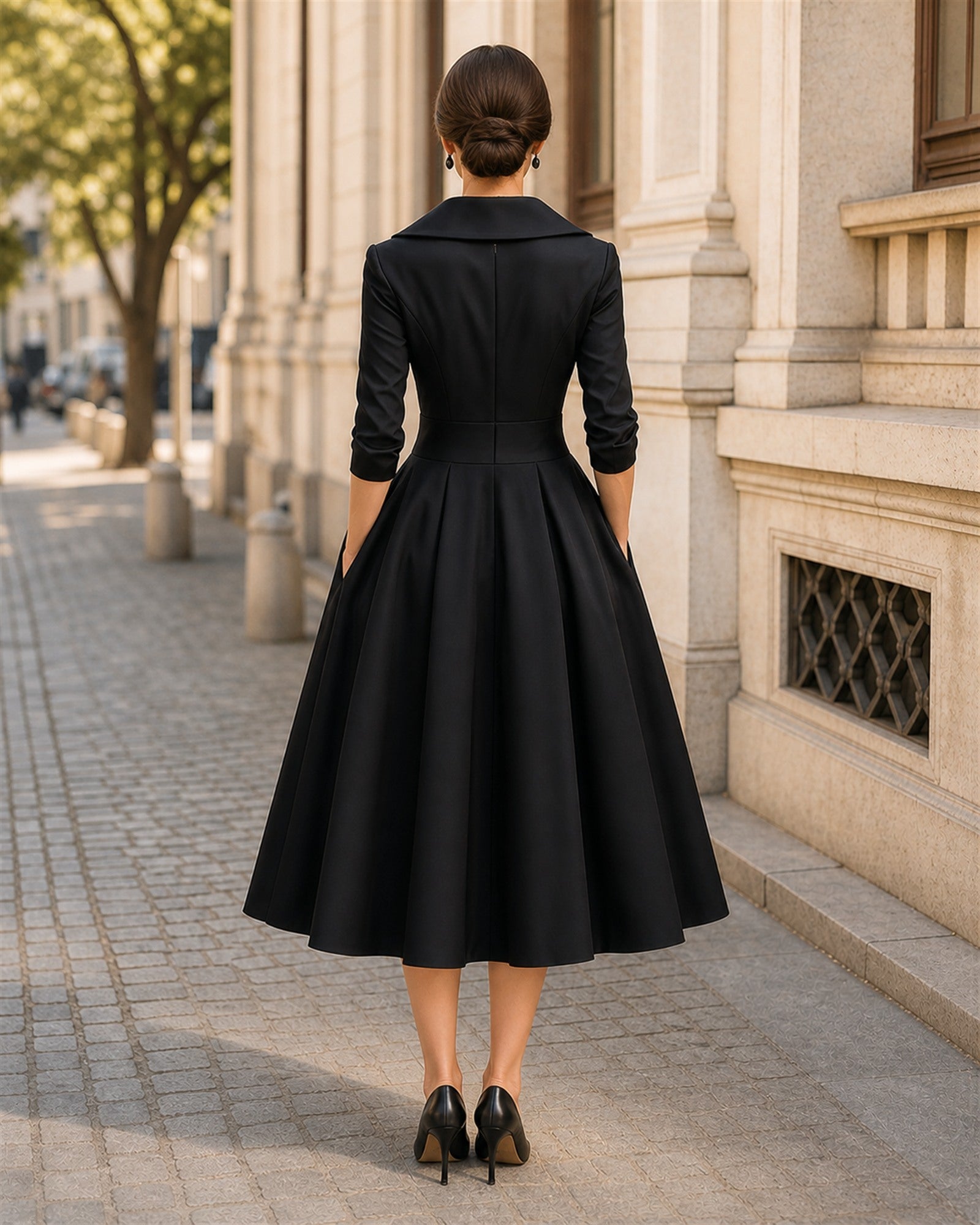 Maria-Larisa în rochie Negru, vedere din spate