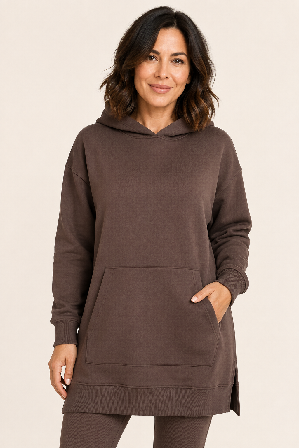 Maria-Roxana braunes Hoodie-Set an Frau in den Vierzigern auf warmem beigem Hintergrund