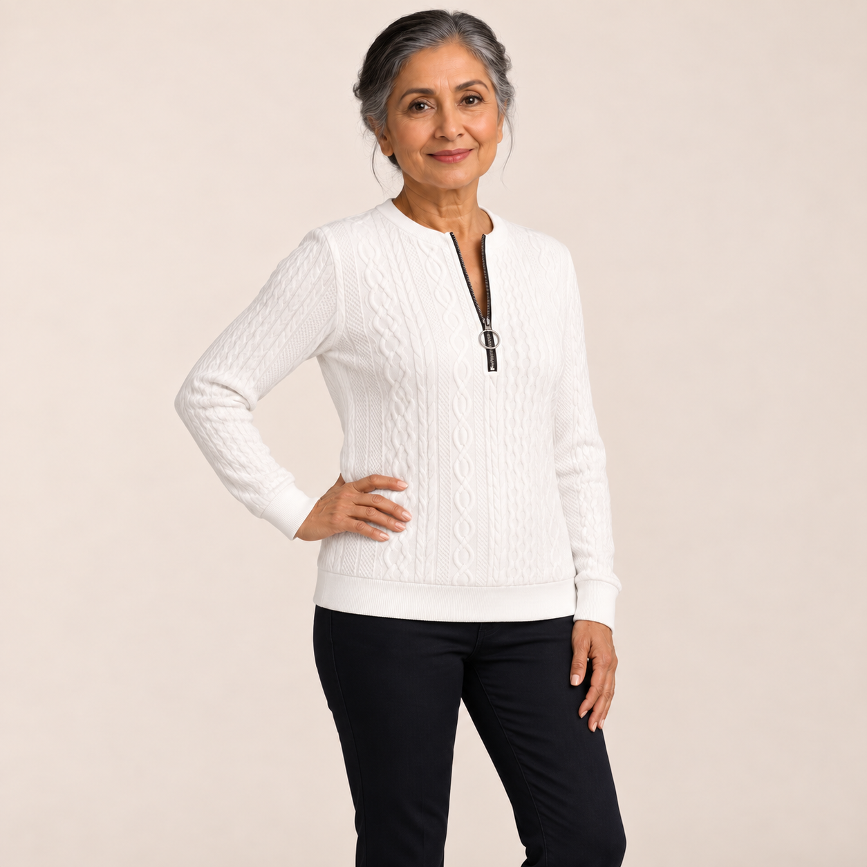 Maria-Valentina Pullover – Weiß – Modelpose