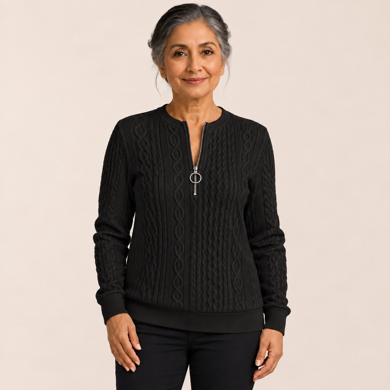 Maria-Valentina Pullover – Schwarz – Modelpose