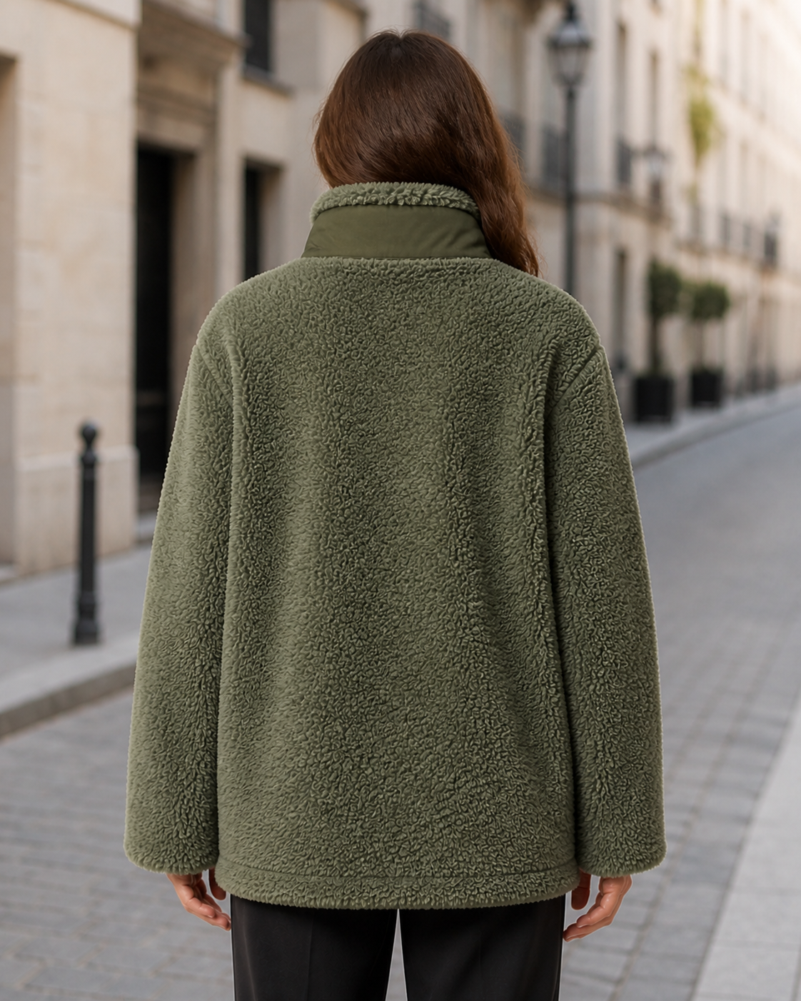 Marina în jachetă fleece verde, vedere din spate în exterior