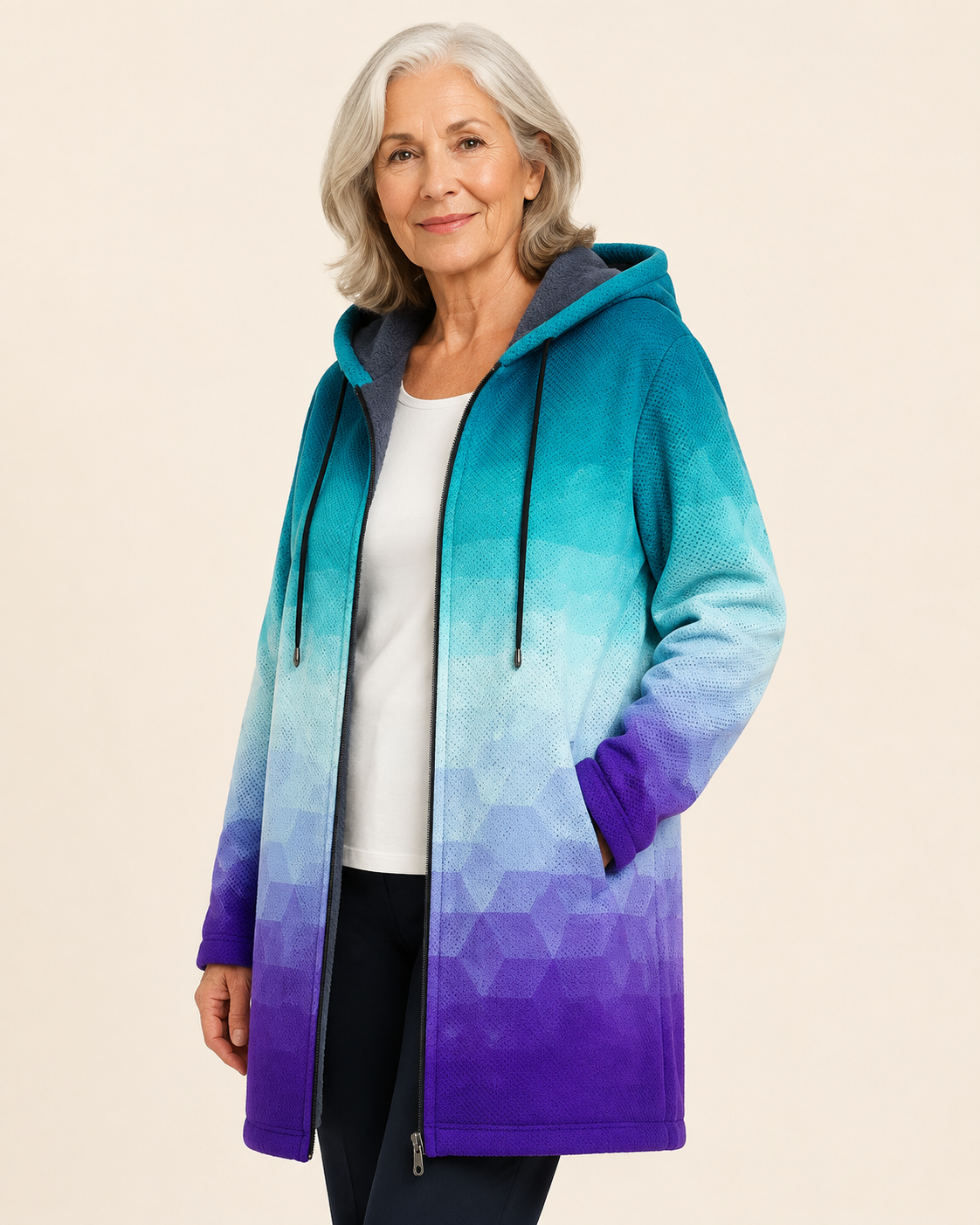 Marina | PATTERNED Cardigan – warmbeiger Studiohintergrund