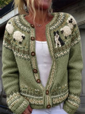 Marlena – grüne Landhaus-Strickjacke mit Schaf- und Hundemotiv und brauner Knopfleiste