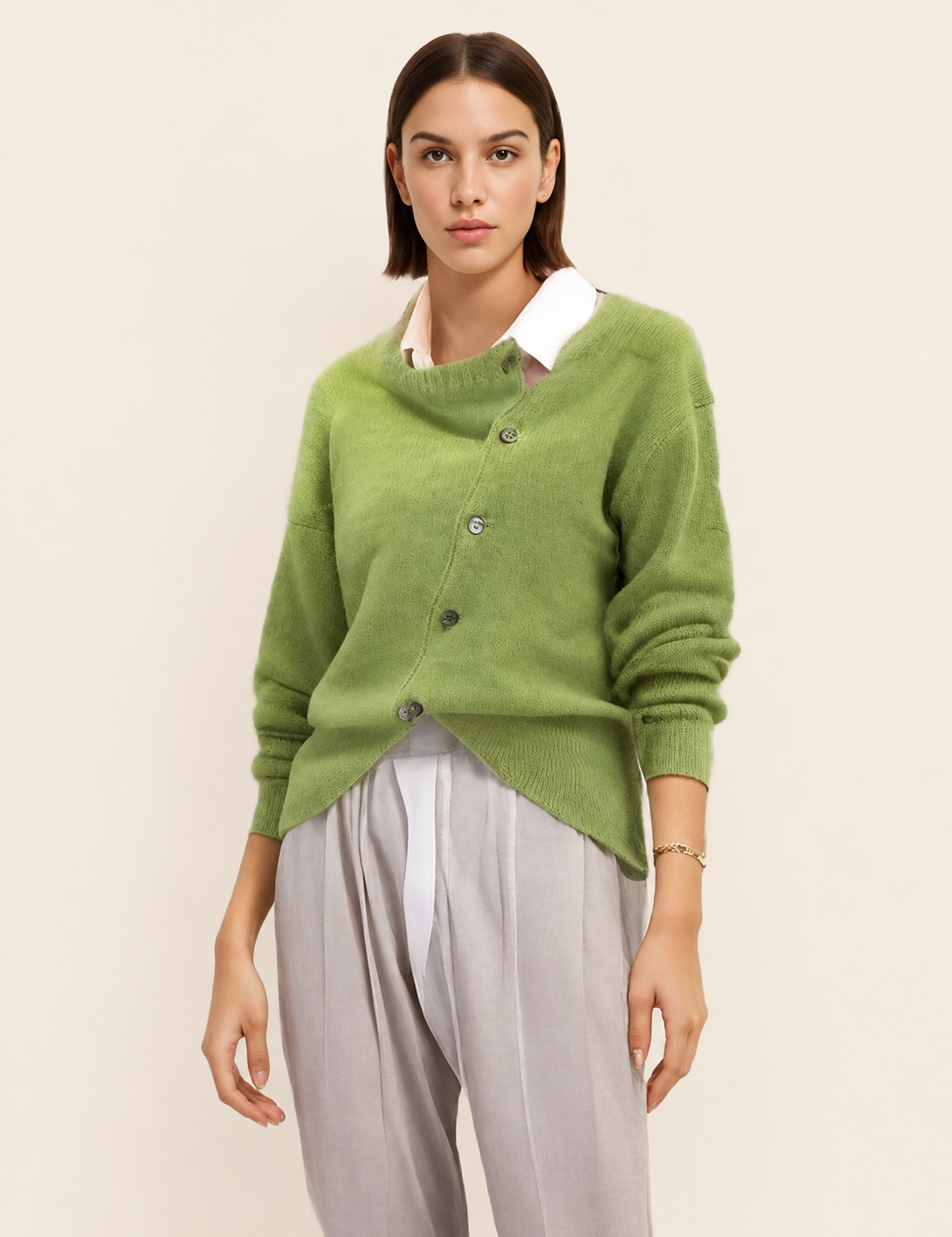 Marley | Bequeme Cardigan – warmbeiger Studiohintergrund