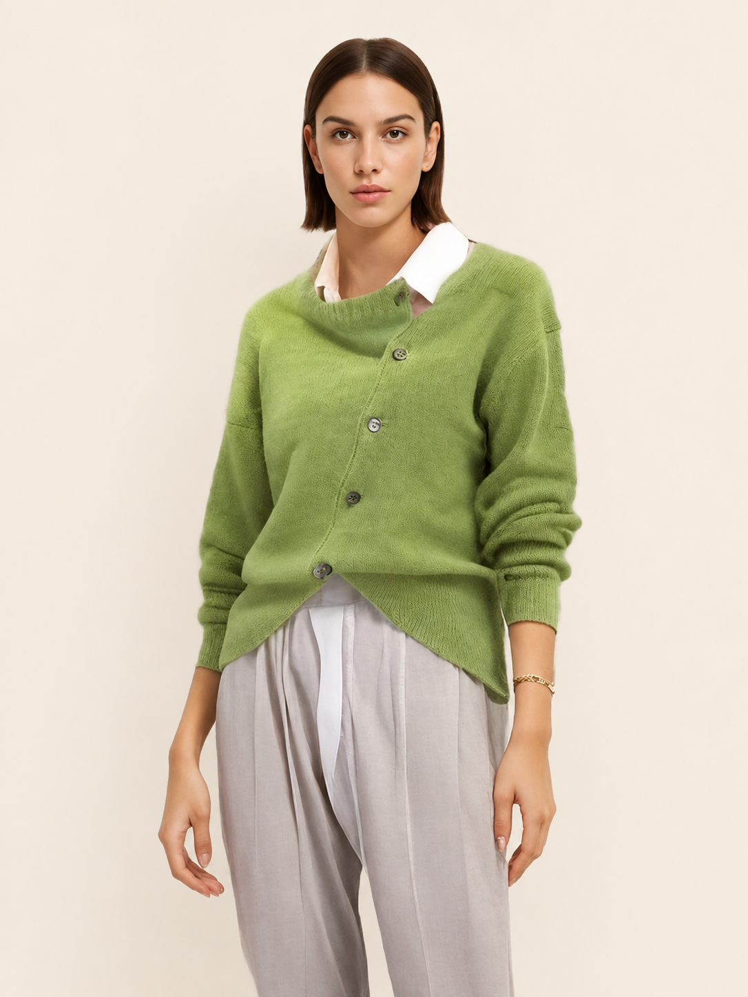 Marley | Bequeme Cardigan – warmbeiger Studiohintergrund