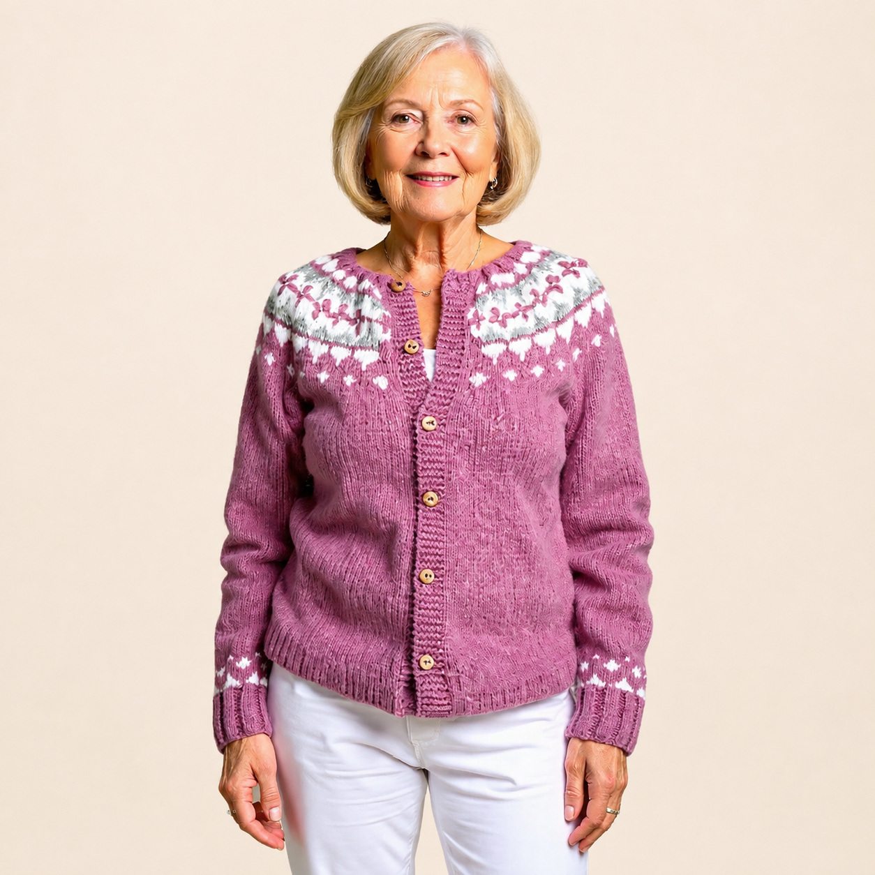 Maya | Vintage-Icelandic Cardigan – warmbeiger Studiohintergrund