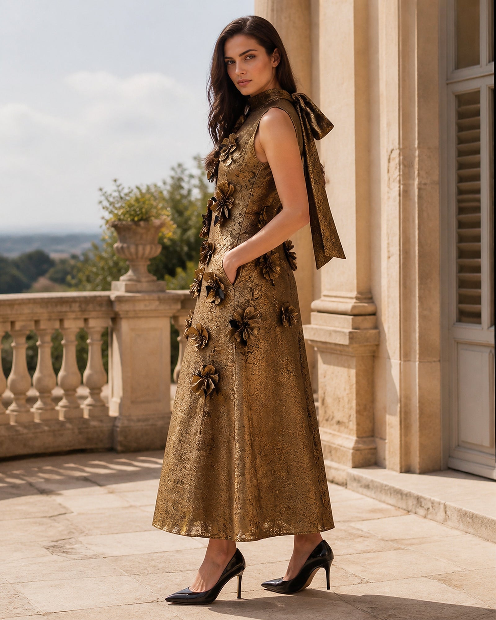 Melania în rochie maxi aurie cu aplicații florale, vedere laterală în exterior
