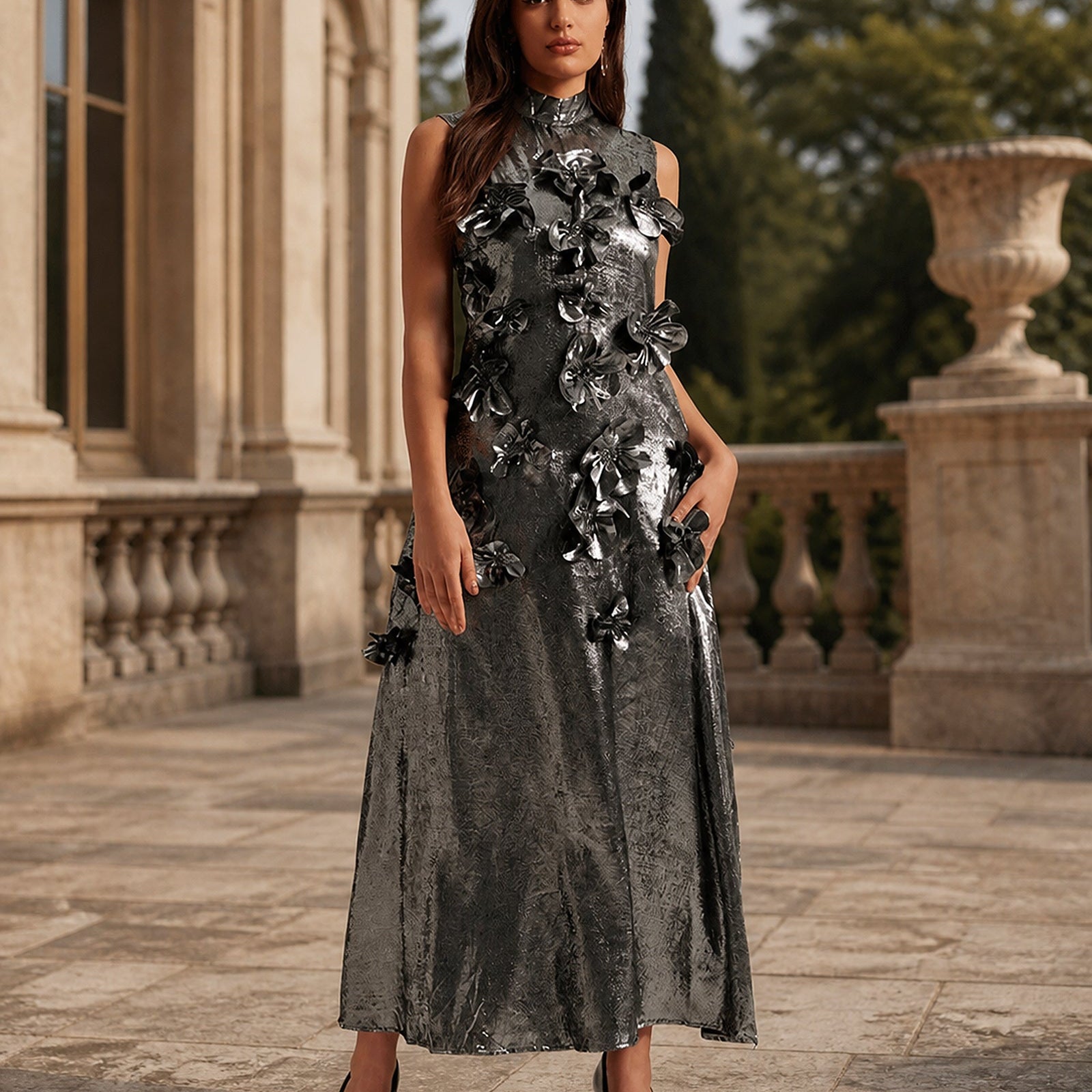 Melania în rochie maxi gri cu aplicații florale, vedere frontală în exterior