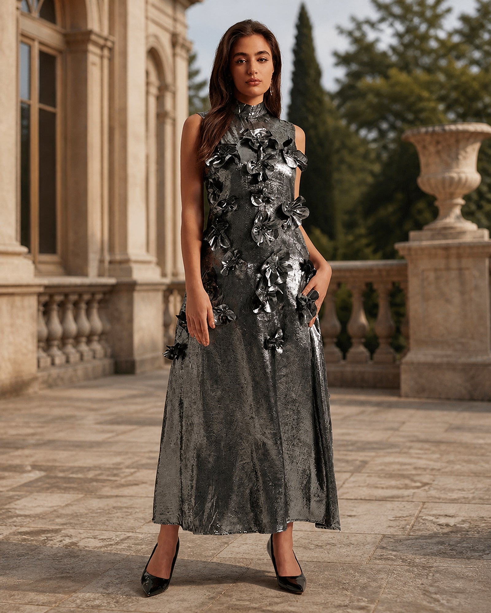 Melania în rochie maxi gri cu aplicații florale, vedere frontală în exterior