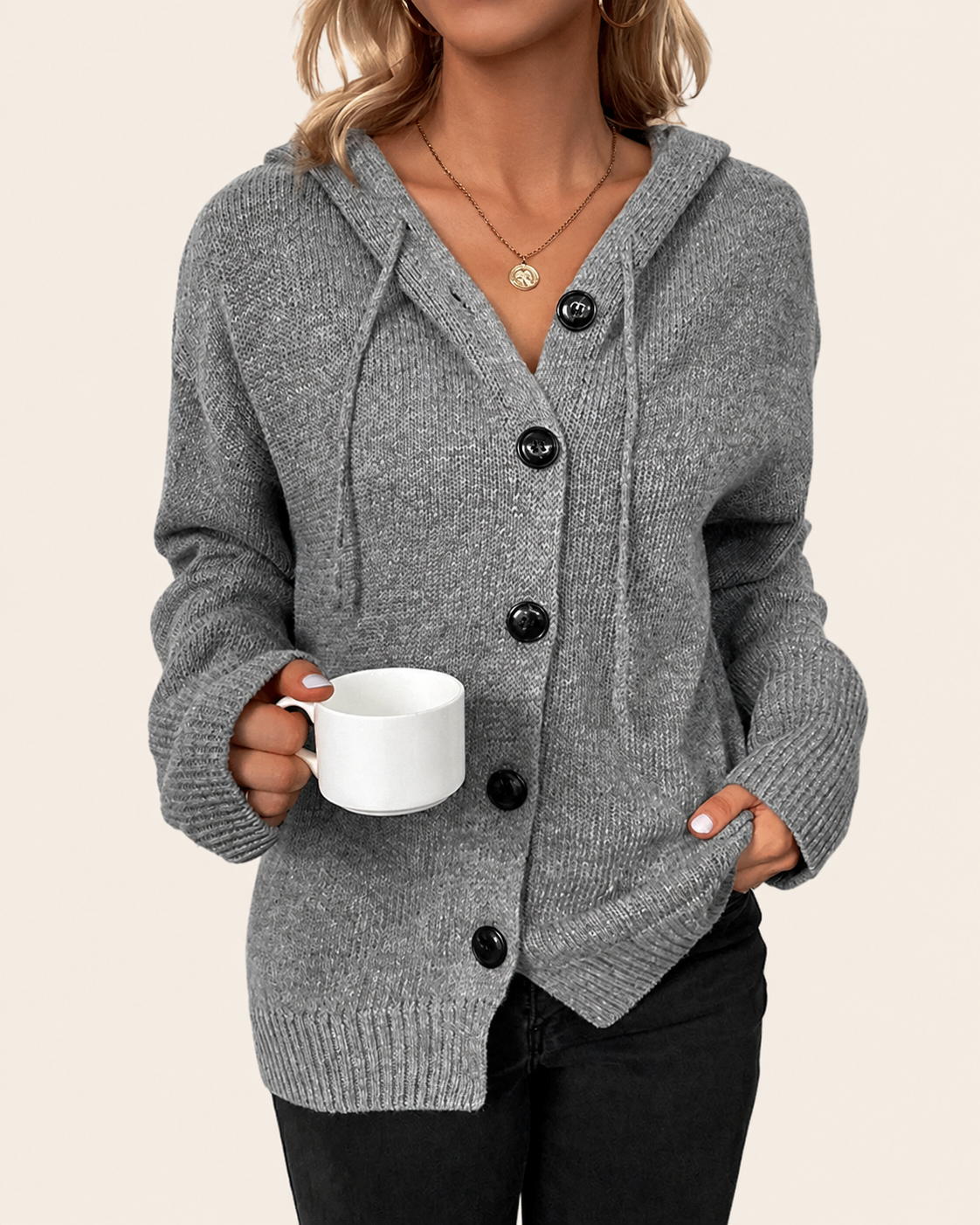 Mia | Damen Cardigan mit Kapuze mit Knöpfe – warmbeiger Studiohintergrund