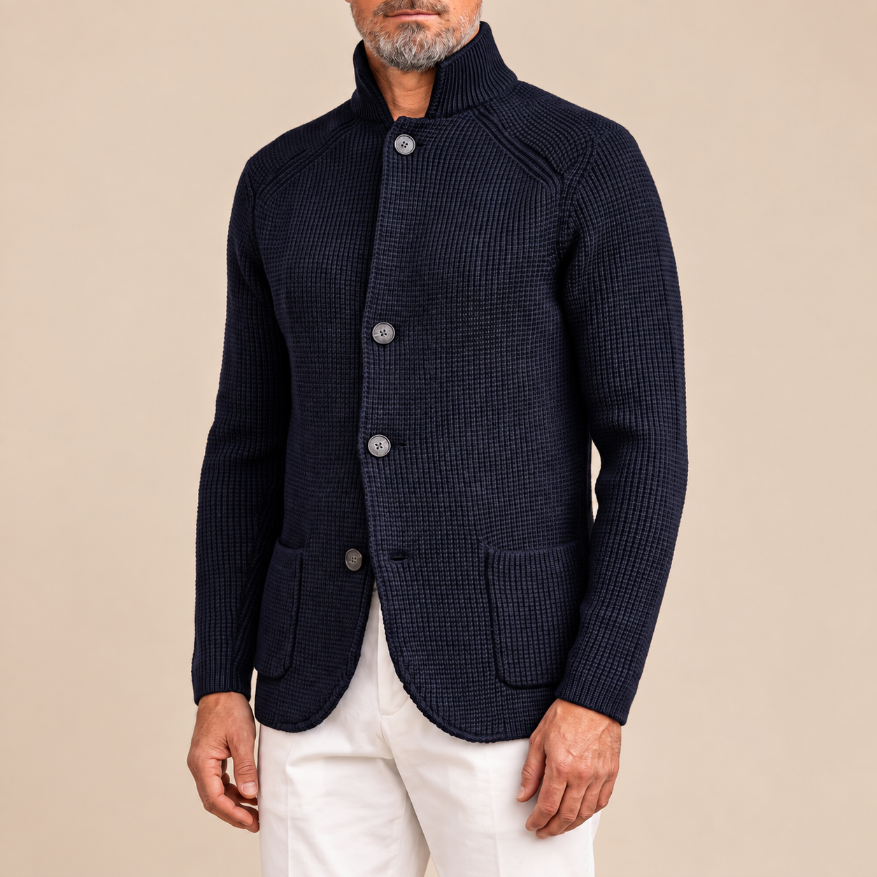 Michele Herren-Strickjacke in Marineblau mit Strukturstrick, Stehkragen und Knöpfen am Model
