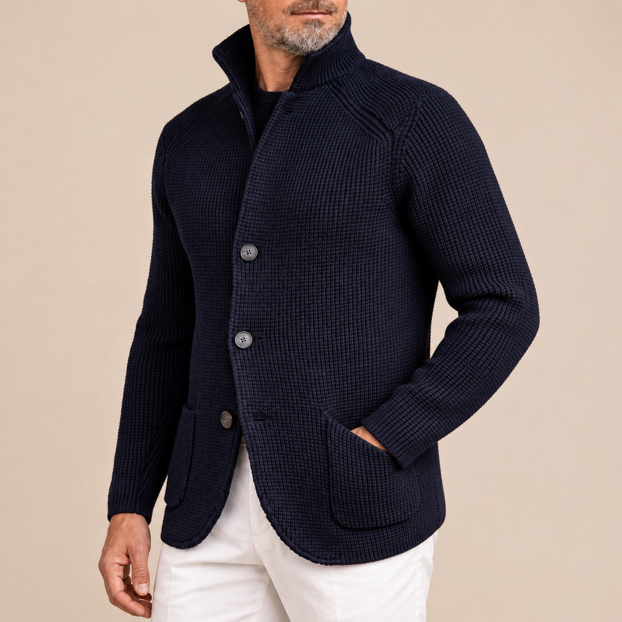 Michele Herren-Strickjacke in Marineblau am Model in Dreiviertelansicht