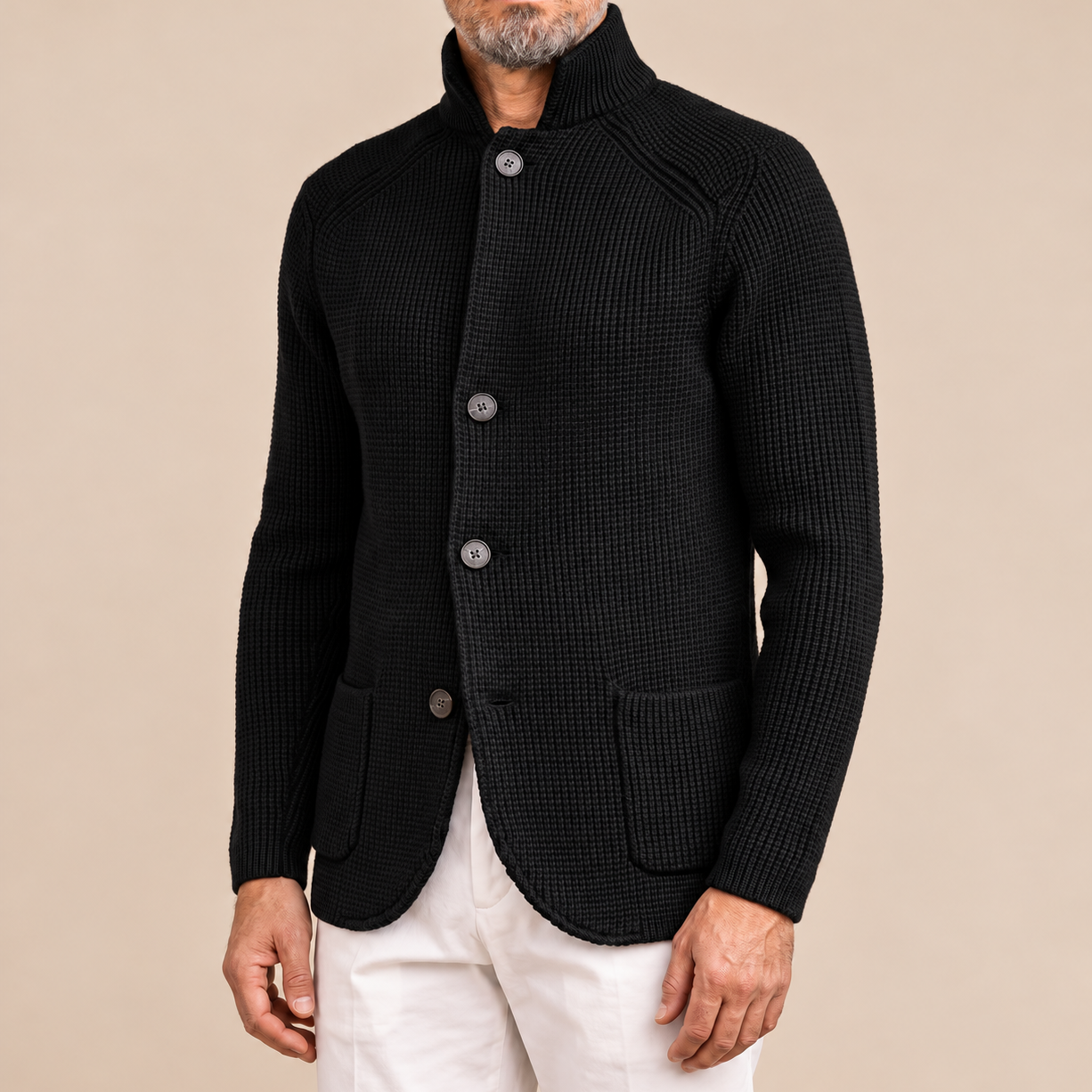 Michele Herren-Strickjacke in Schwarz mit Strukturstrick, Stehkragen und Knöpfen am Model