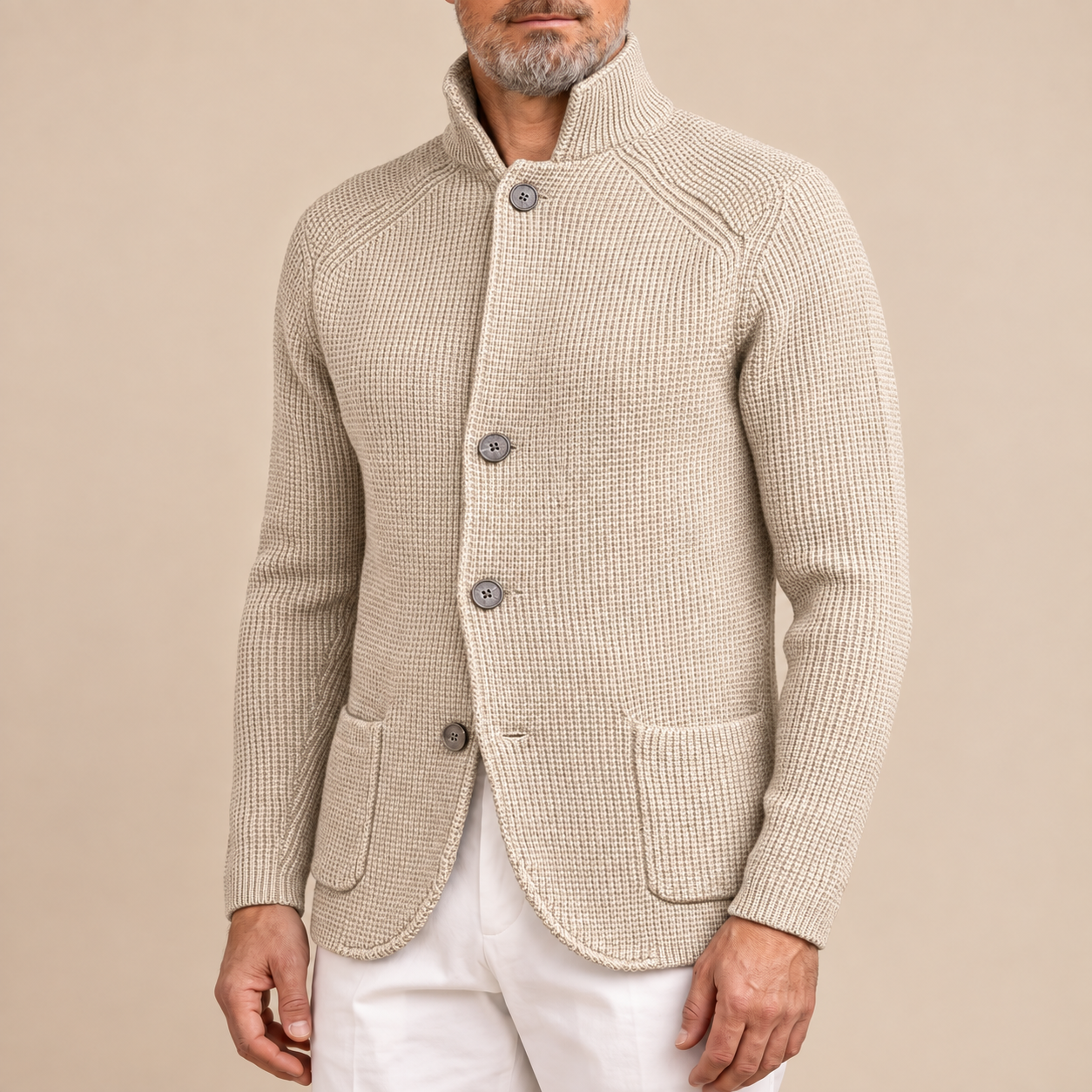 Michele Herren-Strickjacke in Beige mit Strukturstrick, Stehkragen und Knöpfen am Model