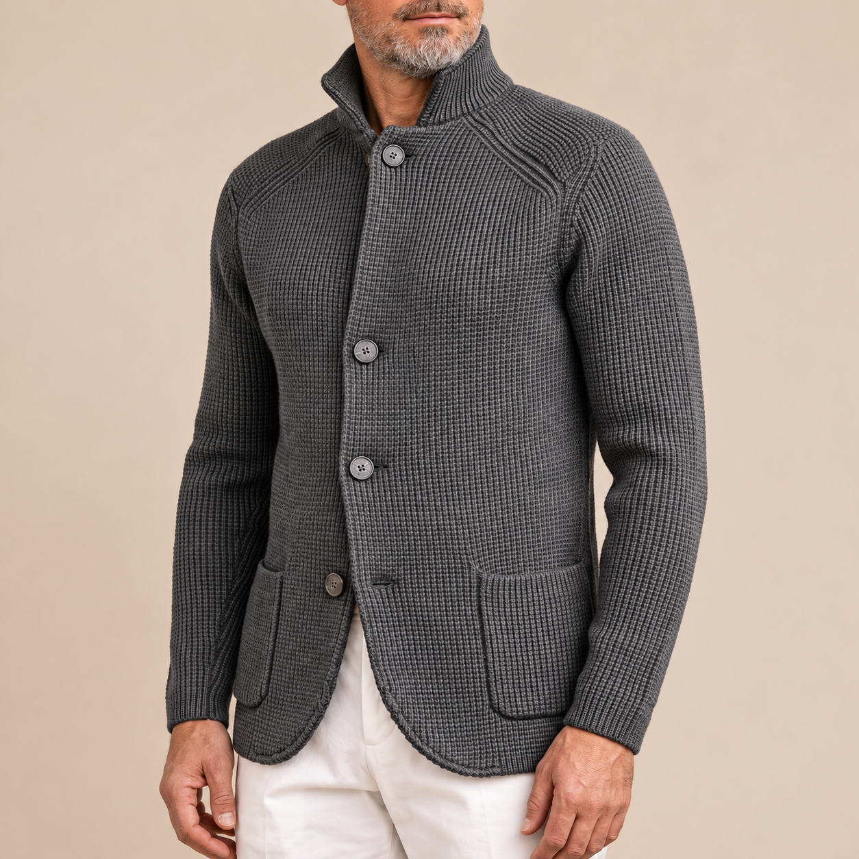Michele Herren-Strickjacke in Degree Grau mit Strukturstrick, Stehkragen und Knöpfen am Model