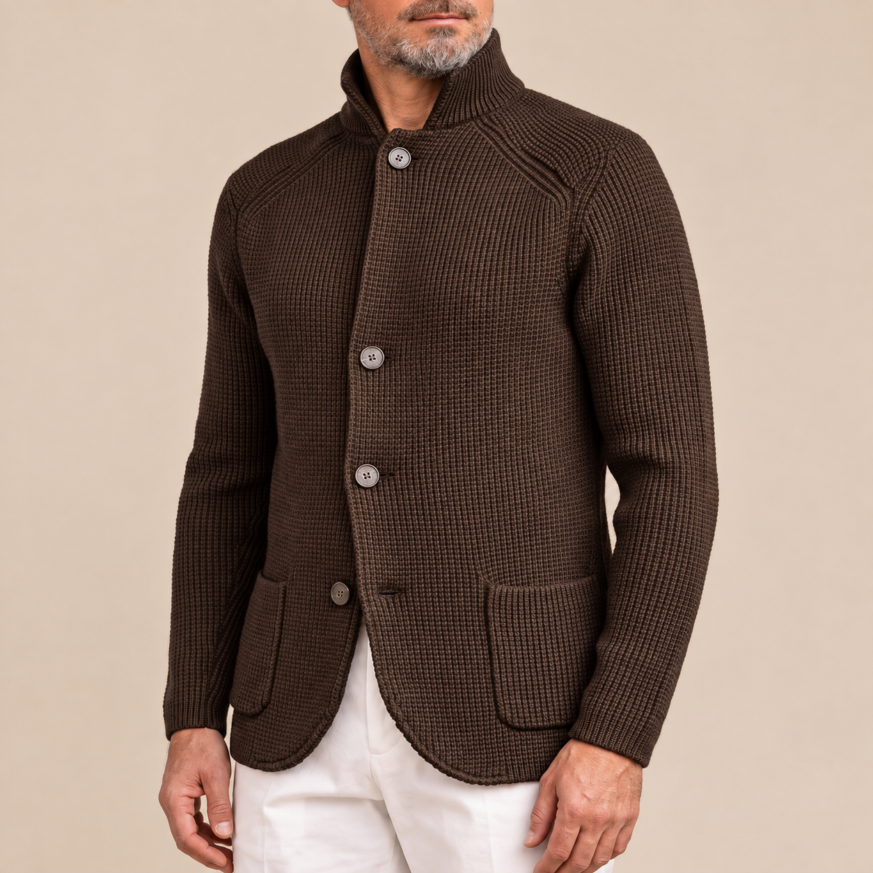 Michele Herren-Strickjacke in Braun mit Strukturstrick, Stehkragen und Knöpfen am Model