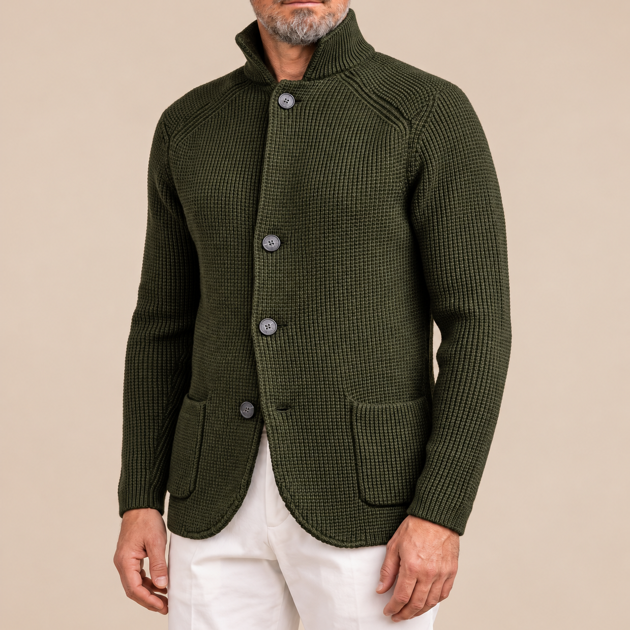 Michele Herren-Strickjacke in Armygrün mit Strukturstrick, Stehkragen und Knöpfen am Model