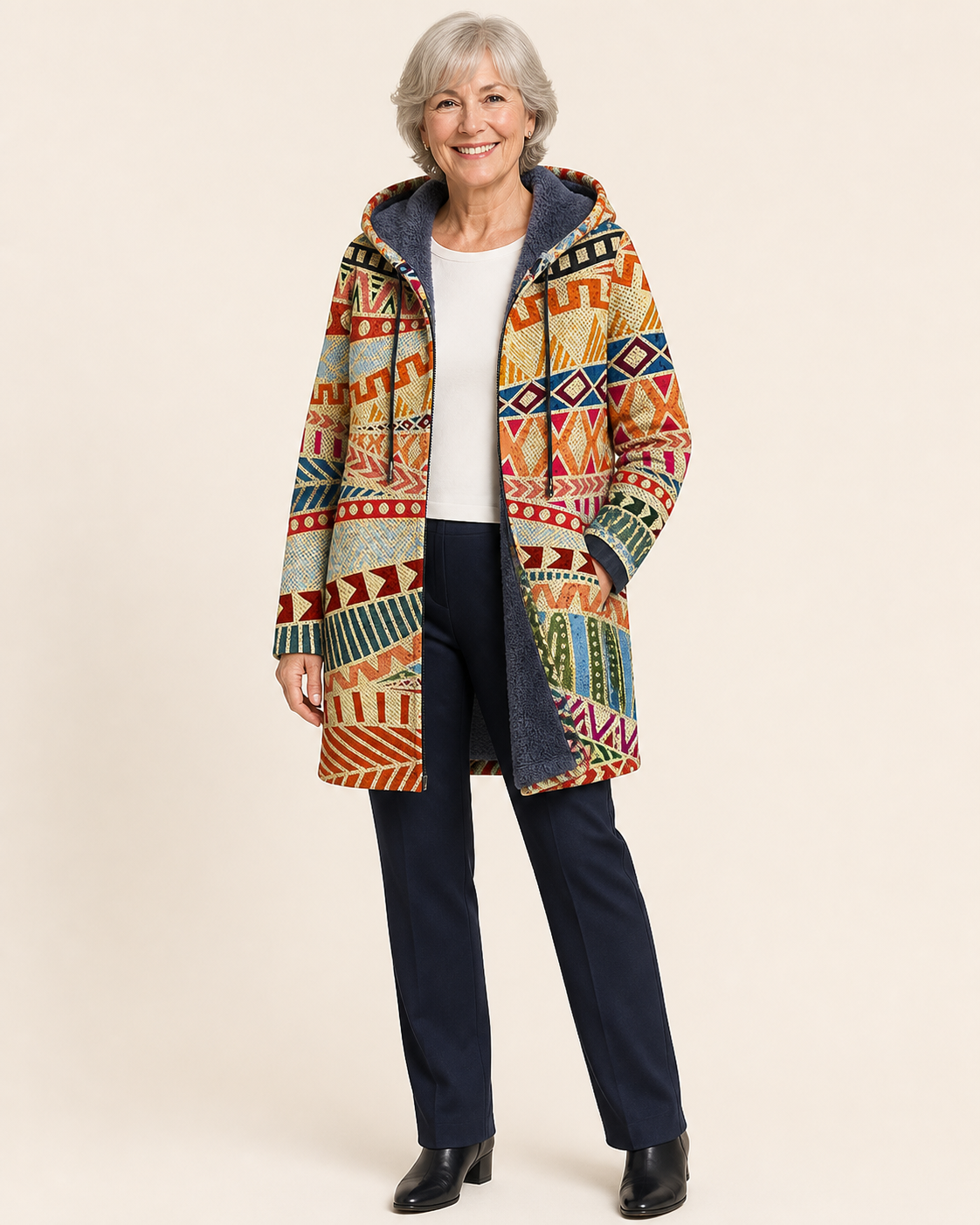Mirrin | Luxurious Cardigan mit künstlerisch Inspiration – warmbeiger Studiohintergrund