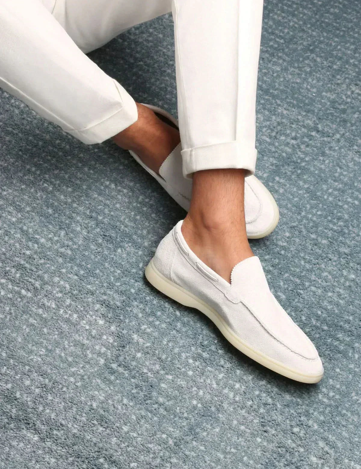 Cristian-Mihai – Klassische Wildleder-Slipper Weiß – Bild 3